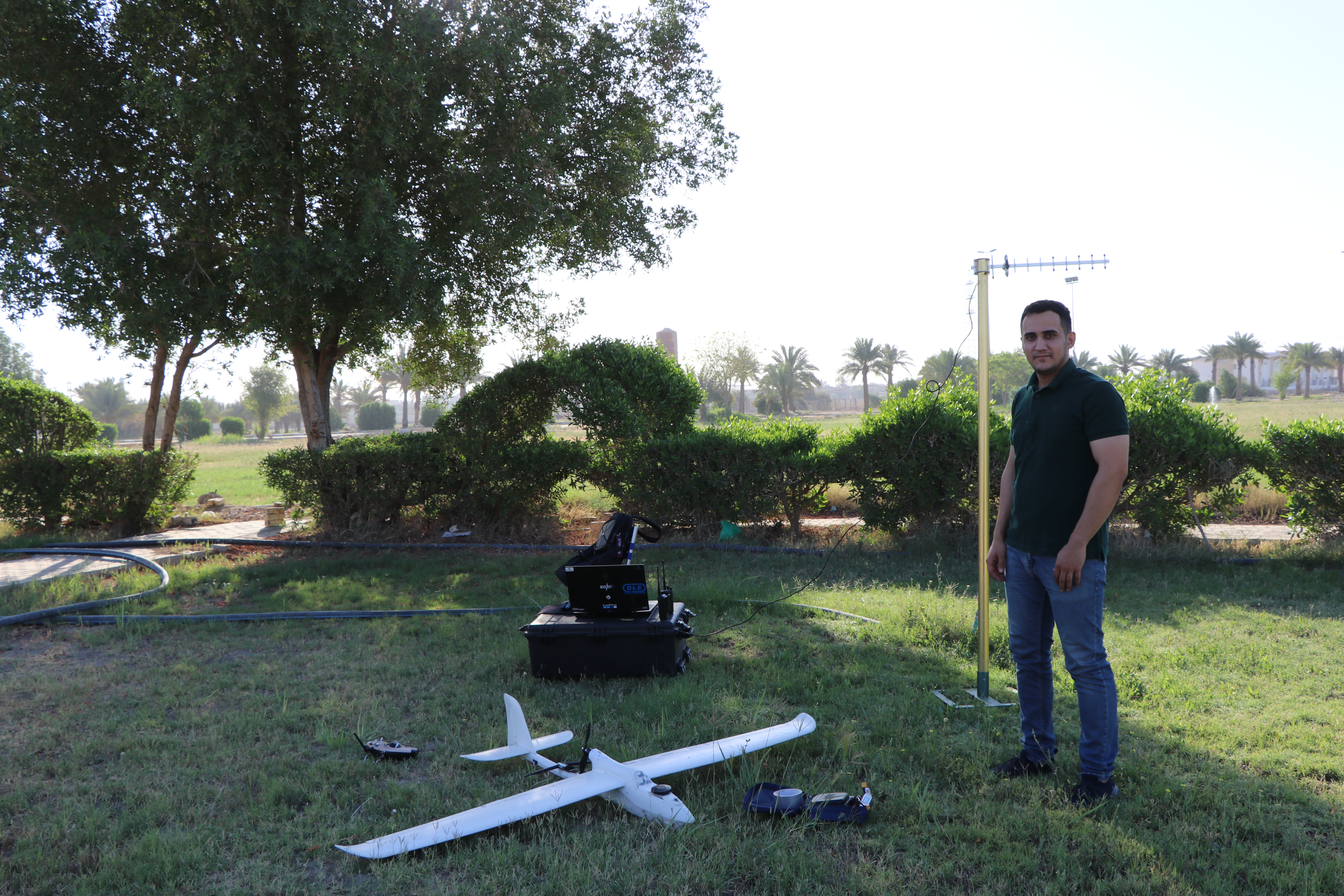 Fixed-wing aircraft pre-launch with GCS antenna